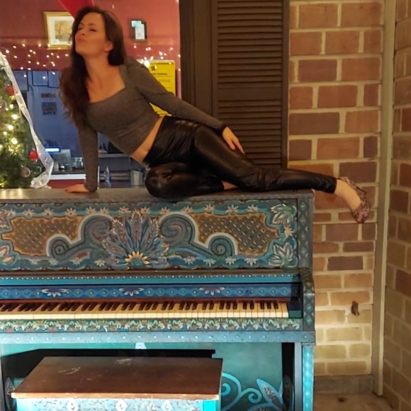 Meet your Posher, Christie - Picture 5 of 9